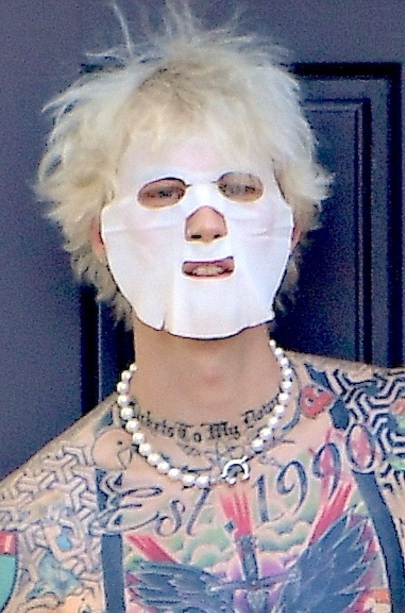 Machine Gun Kelly straszy w nawilżającej maseczce