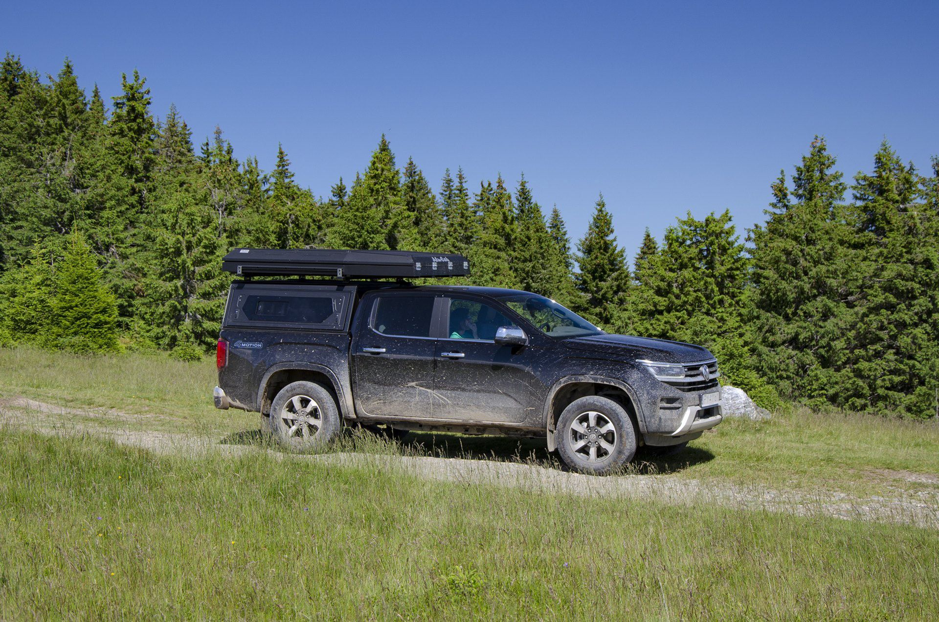 VW Amarok z zabudową i namiotem Alu-Cab