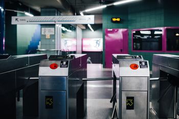 Metro w Warszawie nie kursuje na linii M1. Wszystko przez pożar w okolicach stacji Racławicka