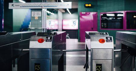 Metro w Warszawie nie kursuje na linii M1. Wszystko przez pożar w okolicach stacji Racławicka