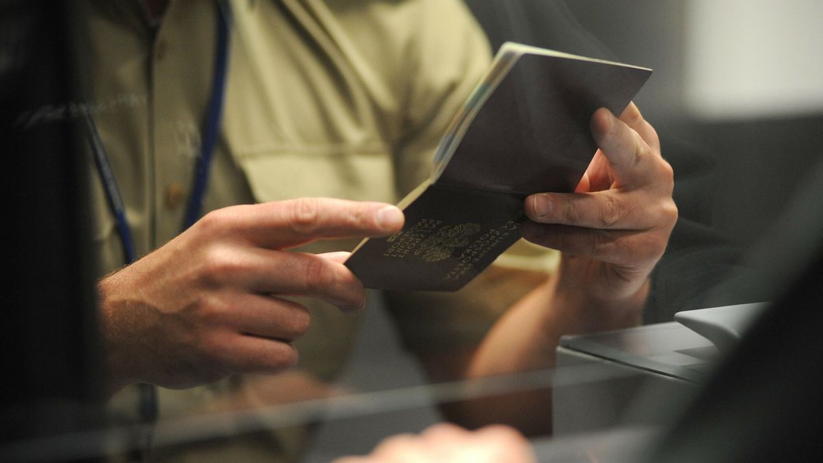 reporter7_baza19.09.2012 Gdansk Port Lotniczy im Lecha Walesy Placowka Strazy Granicznej w Gdansku Rebiechowie wchodzaca w sklad Morskiego Oddzialu Strazy Granicznej imienia plka Karola Bacza Nz kontrola paszportowa Fot. Wojciech Strozyk/REPORTERStrozyk/REPORTER