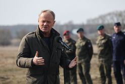 Tusk na granicy. Białorusini przywieźli im grupę migrantów