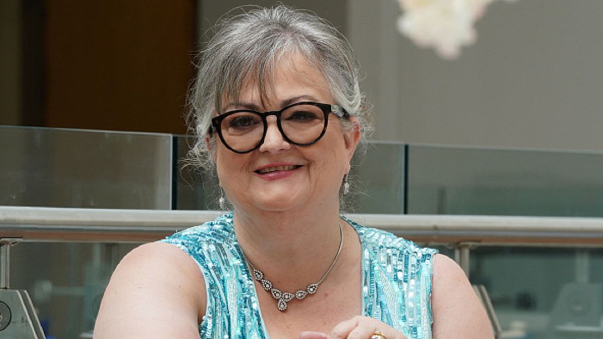 Frances oddała połowę swojego majątku.