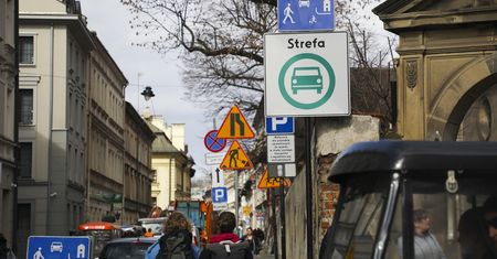 Polacy chcą stref niskoemisyjnego transportu. Ale z możliwością wjazdu hybrydą