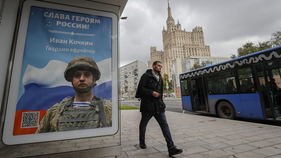 Daily life in Moscow
epa10207434 A poster on a bus stop depicting a soldier with the slogan reading 'Glory to the Heroes of Russia' in Moscow, Russia, 26 September 2022. Russian President Putin announced in a televised address to the nation on 21 September, that he signed a decree on partial mobilization in the Russian Federation. Russian citizens who are in the reserve will be called up for military service. On 24 February 2022 Russian troops entered the Ukrainian territory in what the Russian president declared a 'Special Military Operation', starting an armed conflict that has provoked destruction and a humanitarian crisis.  EPA/YURI KOCHETKOV 
Dostawca: PAP/EPA.
YURI KOCHETKOV