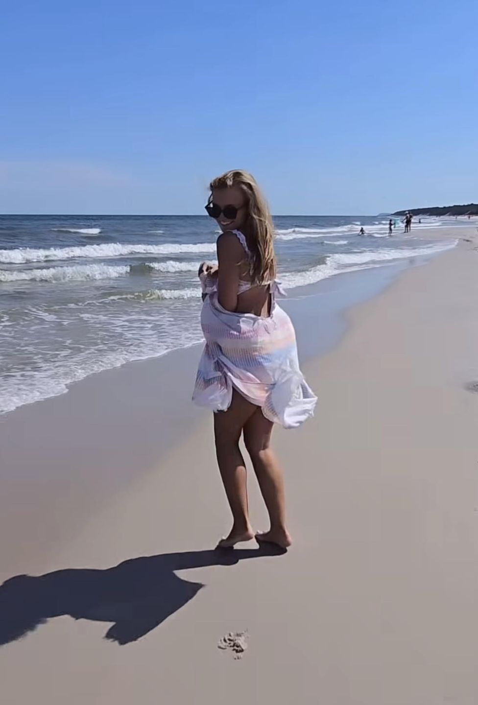 Agnieszka Kaczorowska wije się w kwiecistym bikini