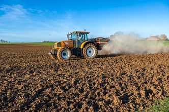 Nawozy z Rosji i Białorusi płyną do Polski. Zatapiają europejskich producentów