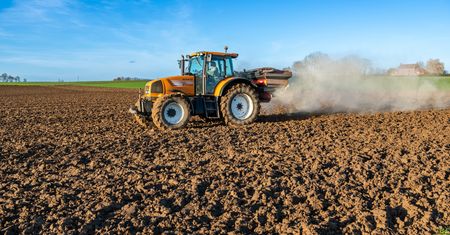 Nawozy z Rosji i Białorusi płyną do Polski. Zatapiają europejskich producentów