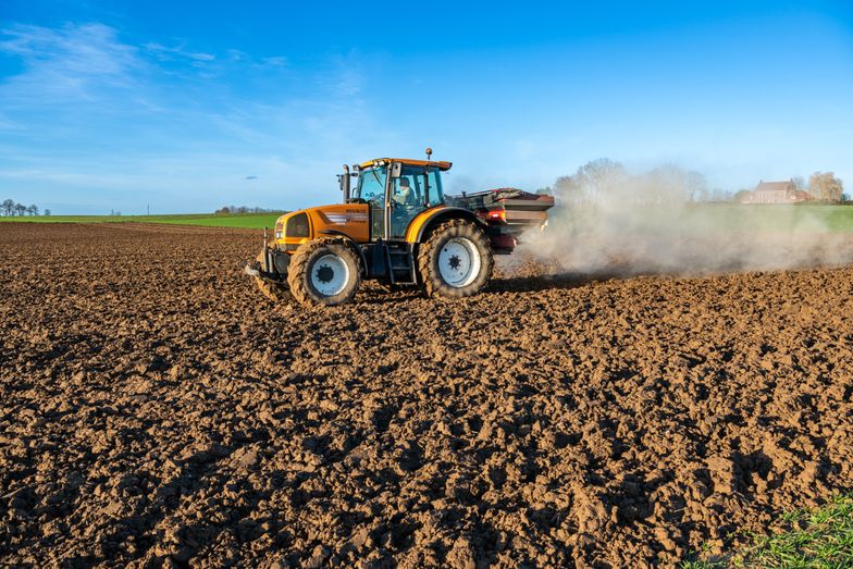 Nawozy z Rosji i Białorusi płyną do Polski. Zatapiają europejskich producentów