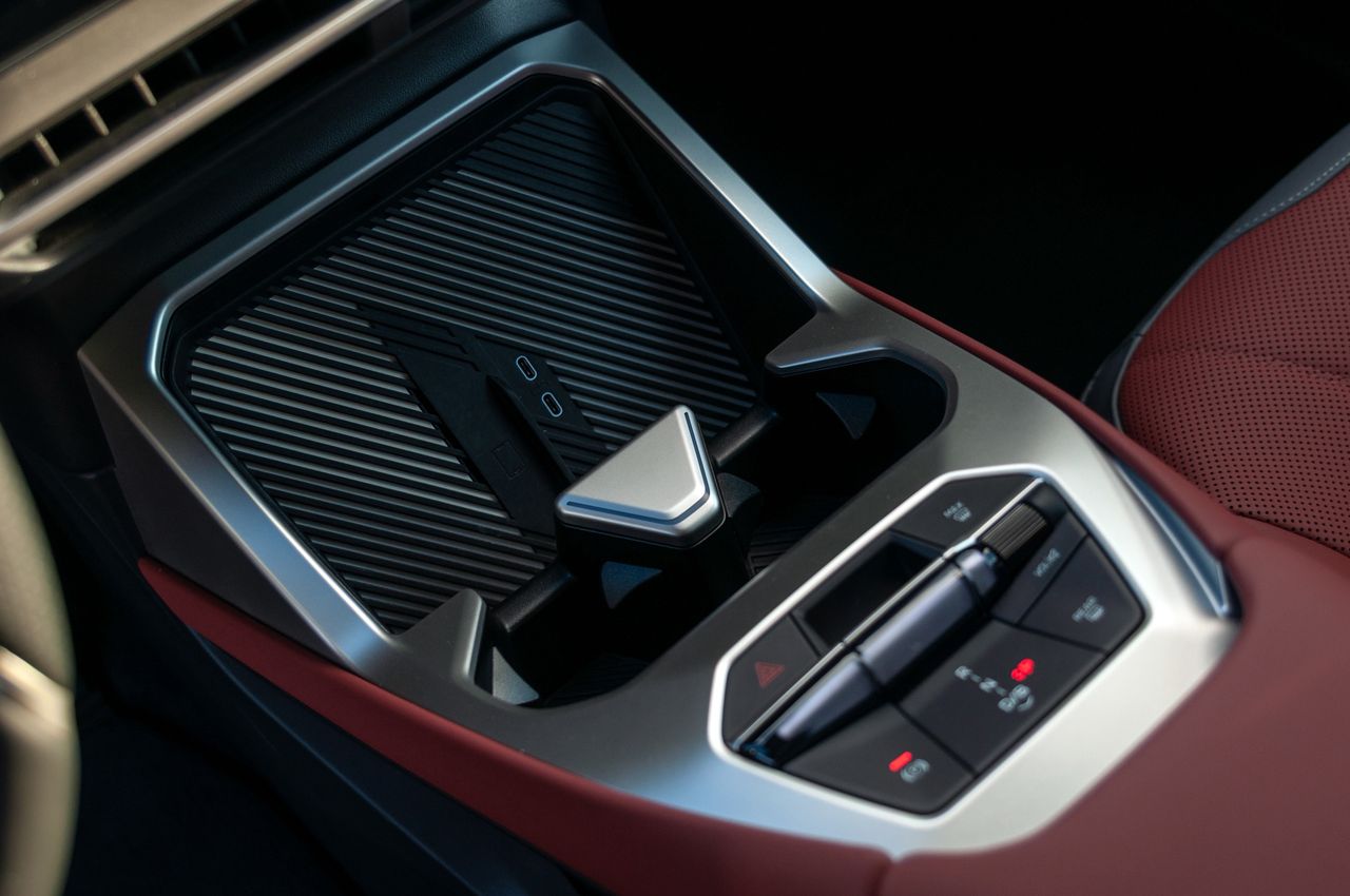 BMW iX3 50 xDrive (2025) - wnętrze