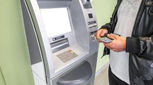Nowy obowiązek przy bankomatach? Resort chce, by banki nas nagrywały