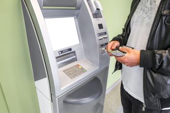 Nowy obowiązek przy bankomatach? Resort chce, by banki nas nagrywały