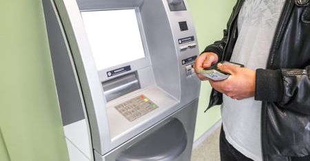Nowy obowiązek przy bankomatach? Resort chce, by banki nas nagrywały