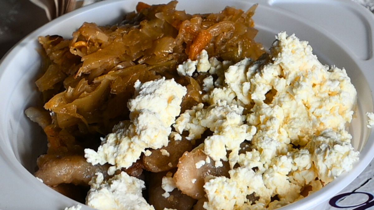 Szare kluski z twarogiem i kapustą