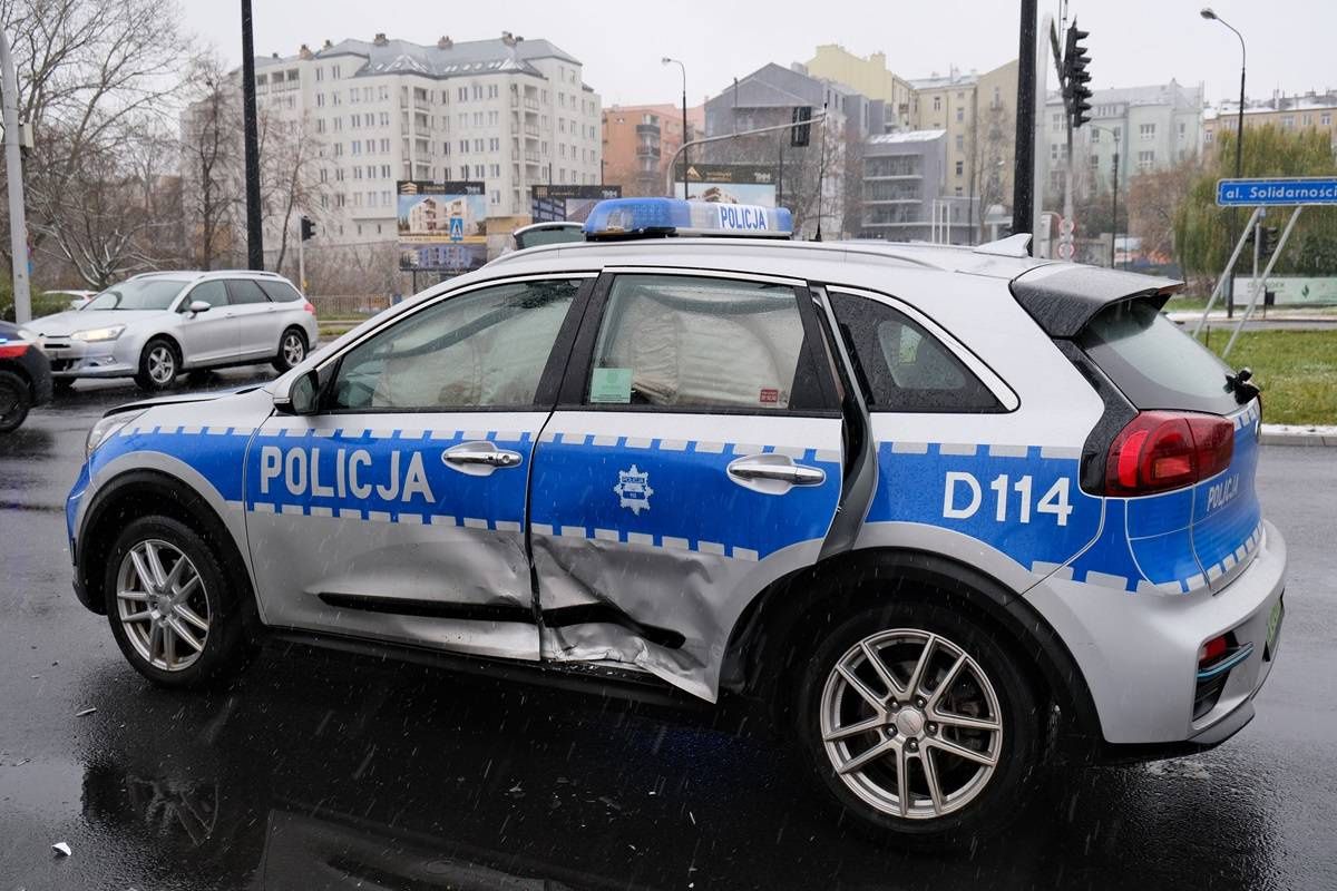 Zderzenie radiowozu z mercedesem na al. Solidarności w Lublinie