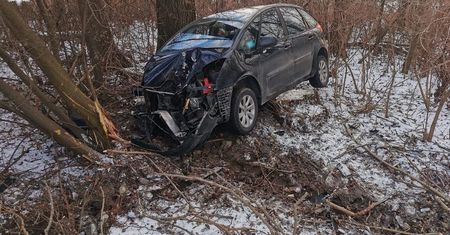 Pijana matka wiozła trójkę dzieci. Wjechała do rowu