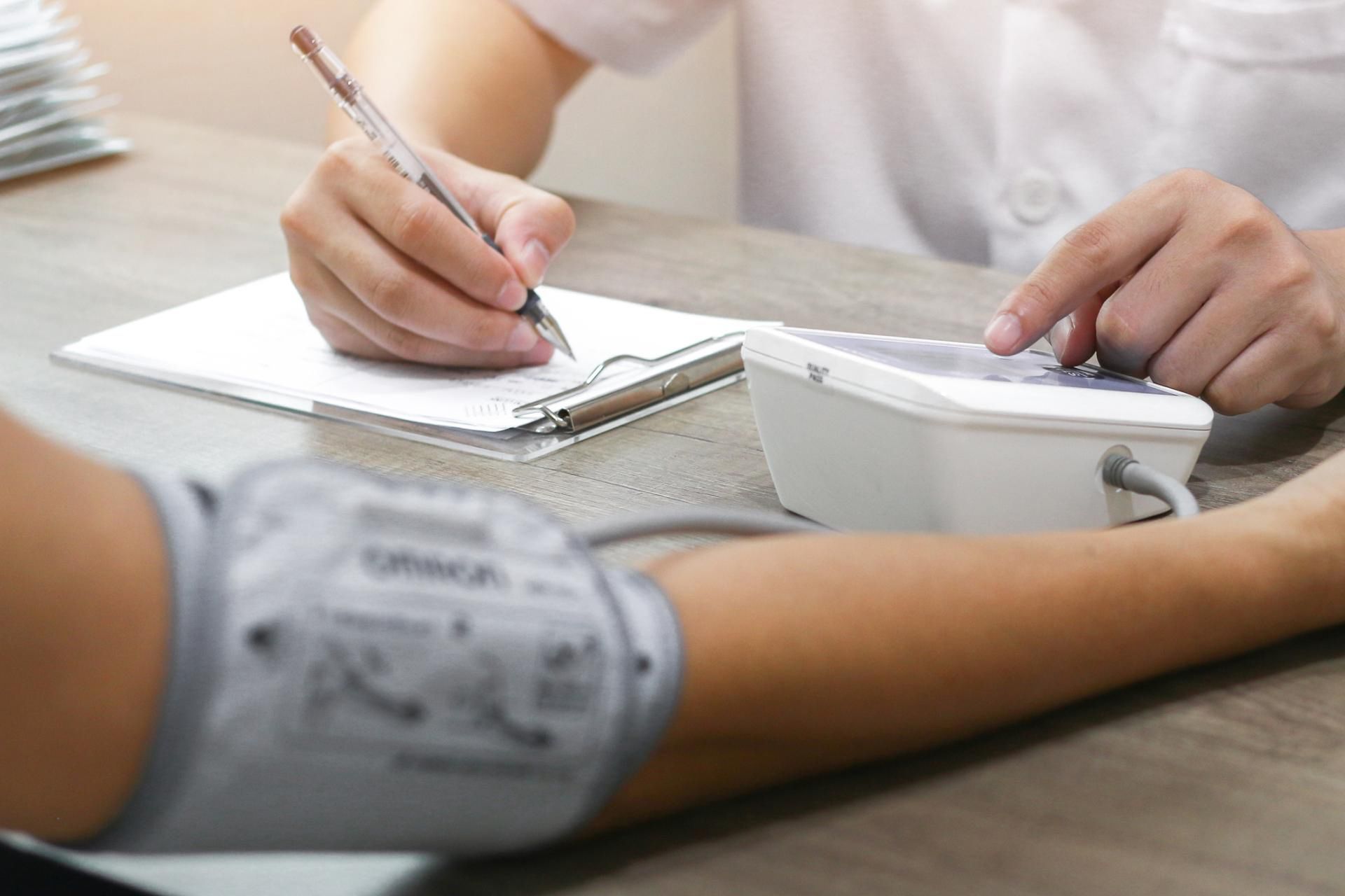 Ciśnienie powinno się mierzyć regularnie