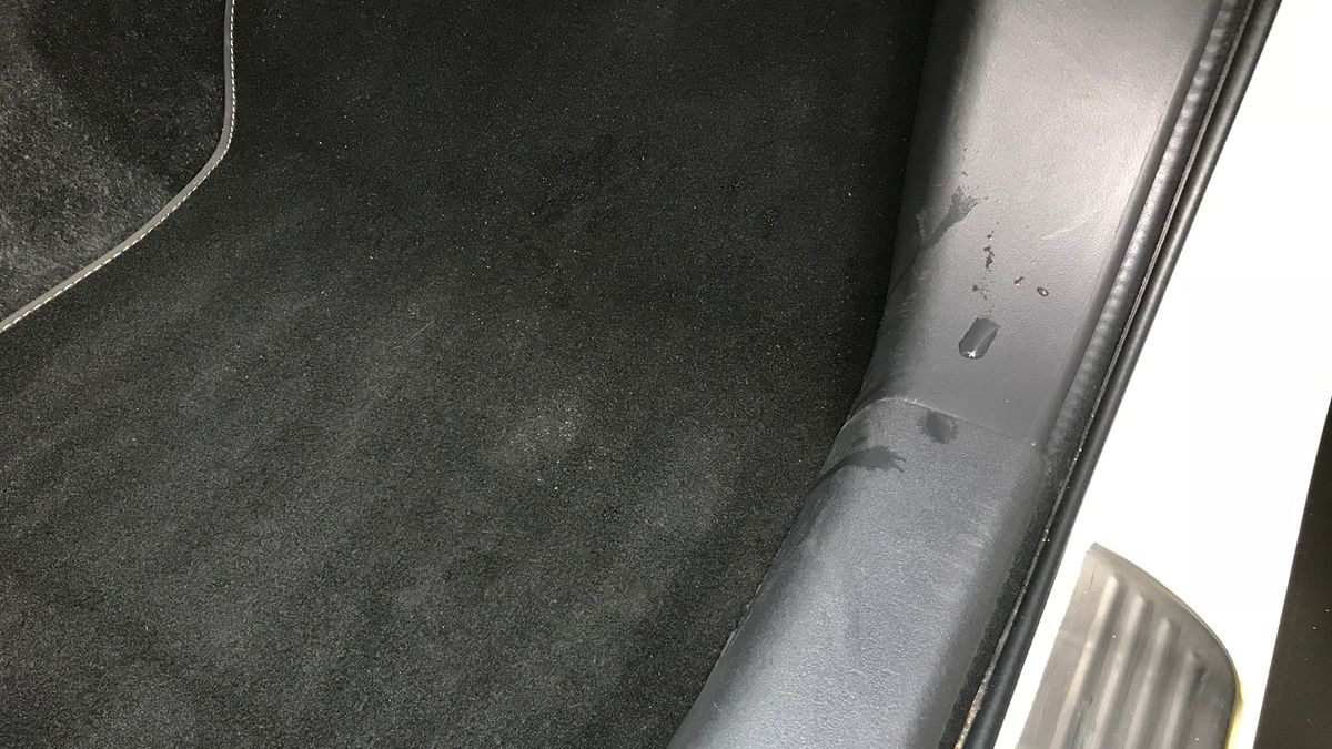 Woda w aucie to nie tylko problem mokrych butów. Jesienią mogą się zacząć problemy.