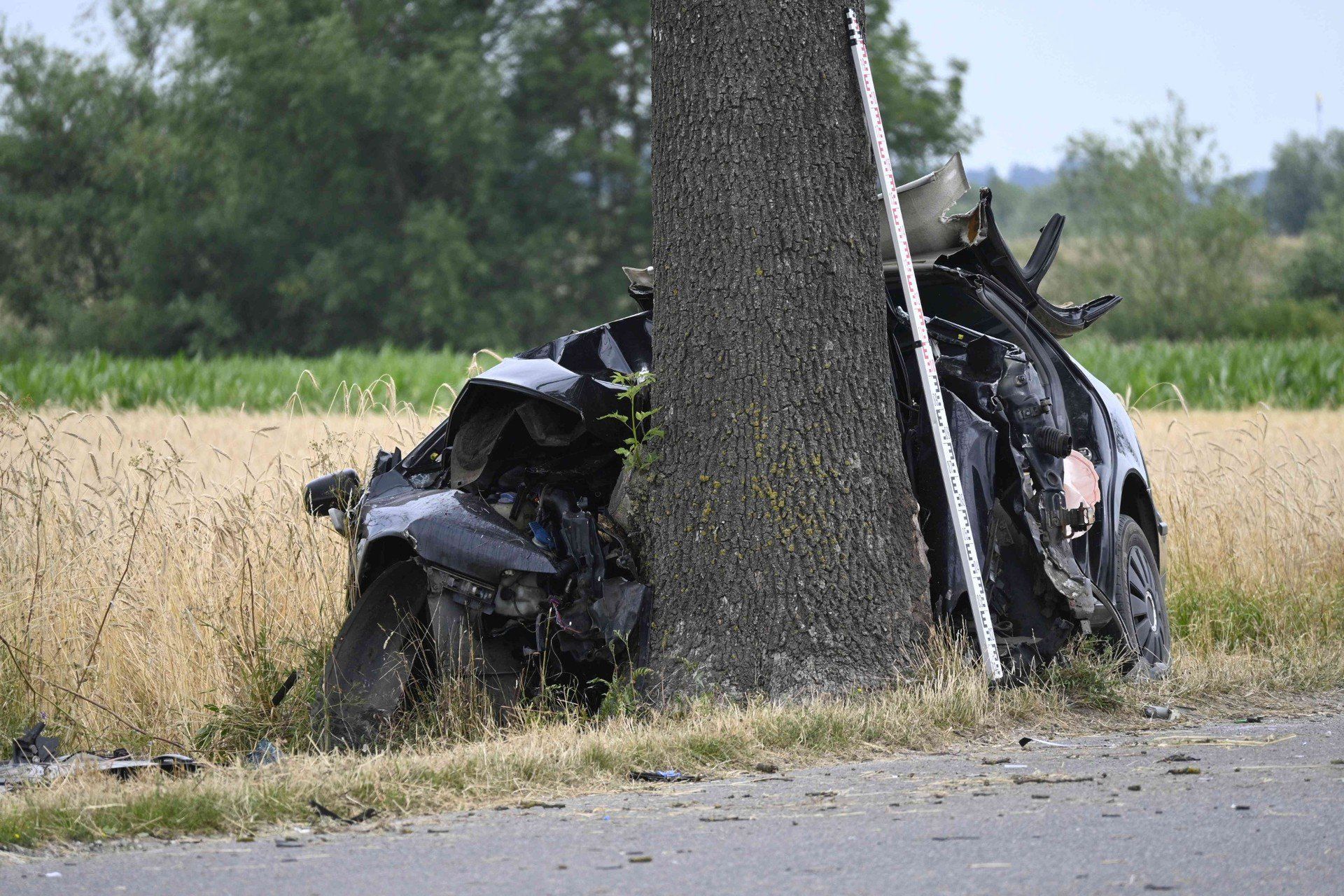Nie żyje 41-letnia kobieta, która kierowała osobowym seatem. Auto uderzyło w drzewo w m. Nowe Dobra