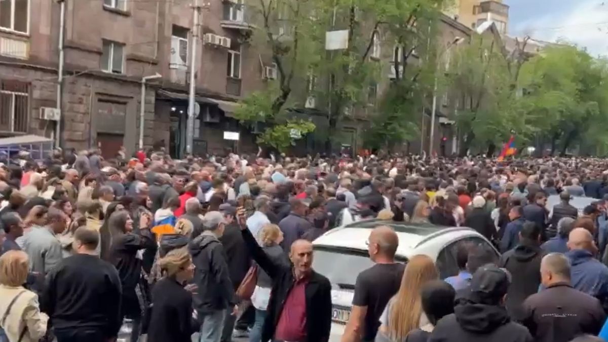 Tłumy na ulicach stolicy Armenii