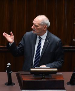 "Panie ministrze, proszę opuścić mównicę". Macierewicz się rozpędził