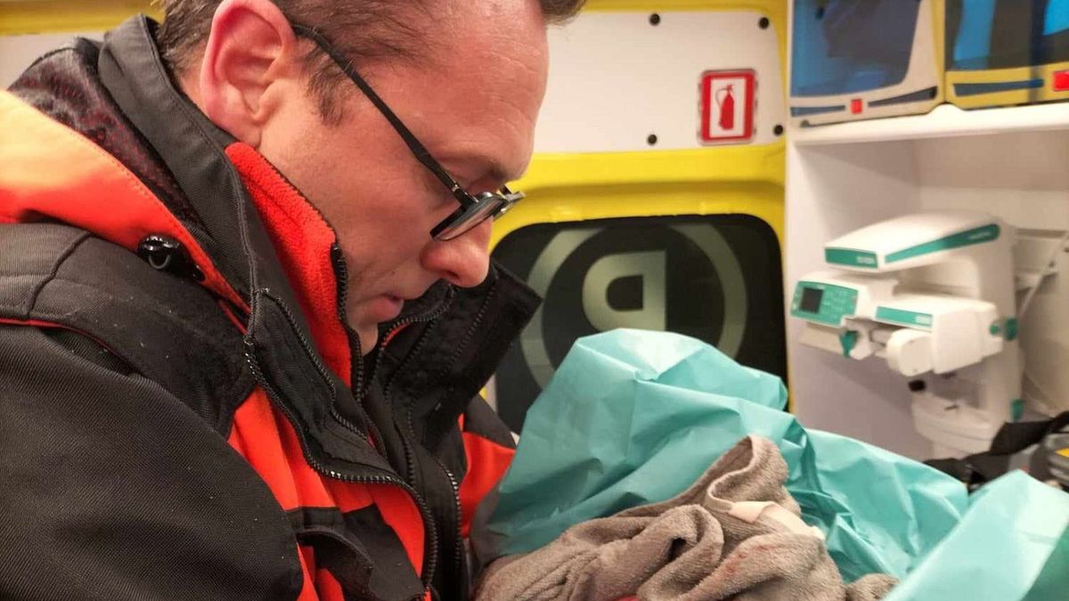 Maluch spieszył się na świat. Nietypowa interwencja ratowników