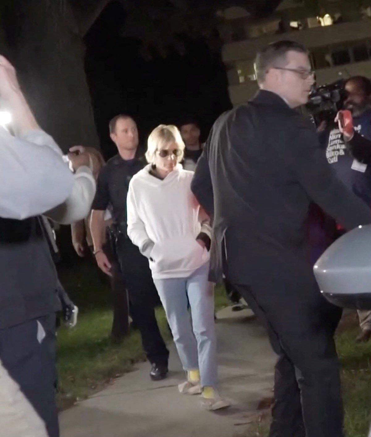 Selma Blair z nietęgą miną opuszcza sąd po aferze w samolocie 