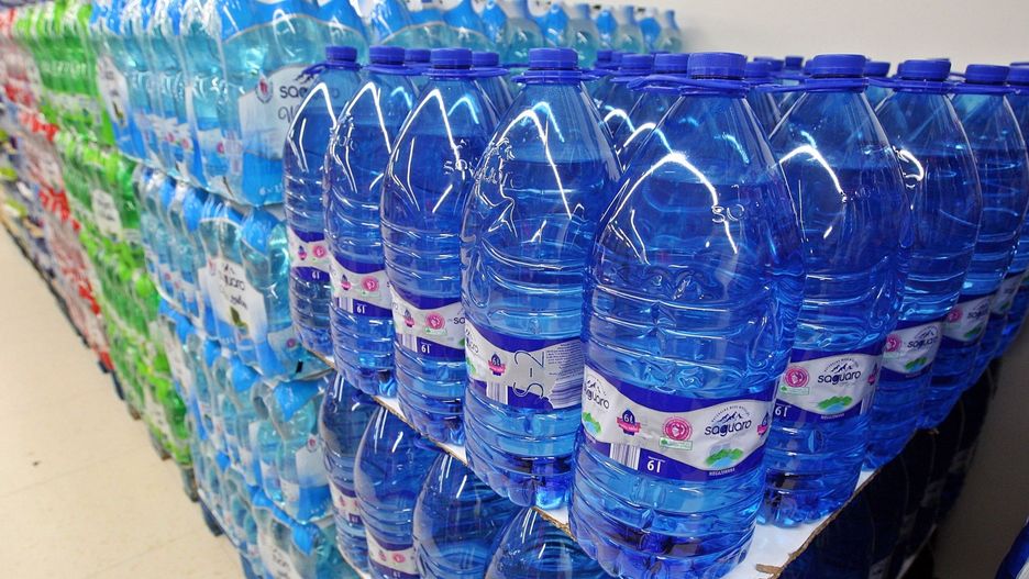 Od 3 lipca br. wszystkie produkowane w Polsce plastikowe butelki do 3 litrów będą musiały mieć trwale przytwierdzoną zakrętkę.