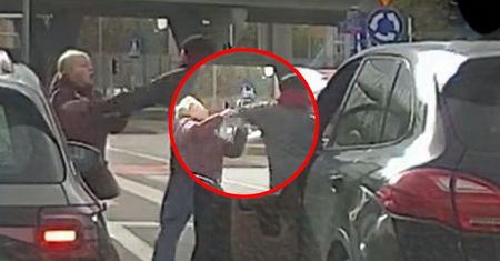Furia na światłach. Kierowca Porsche rzucił się na kobietę