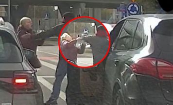 Furia na światłach. Kierowca Porsche rzucił się na kobietę
