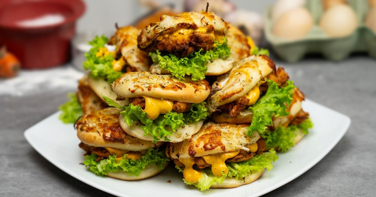 Chicken and onion burger - Delicacies