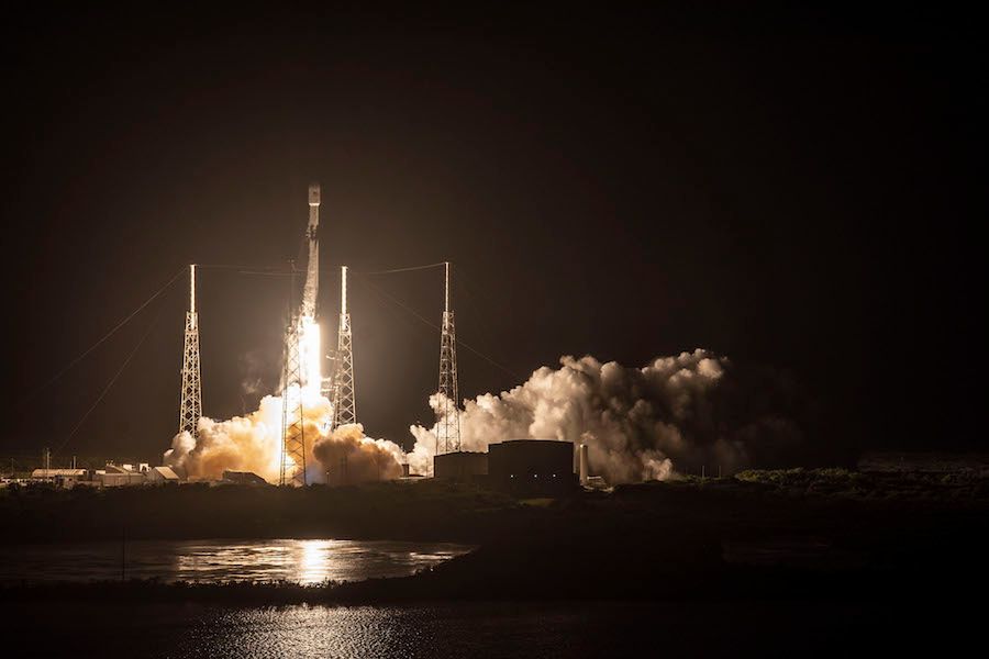 Świetlista smuga nad Polską. Satelity Starlink to dzieło Elona Muska. Znamy harmonogram 1