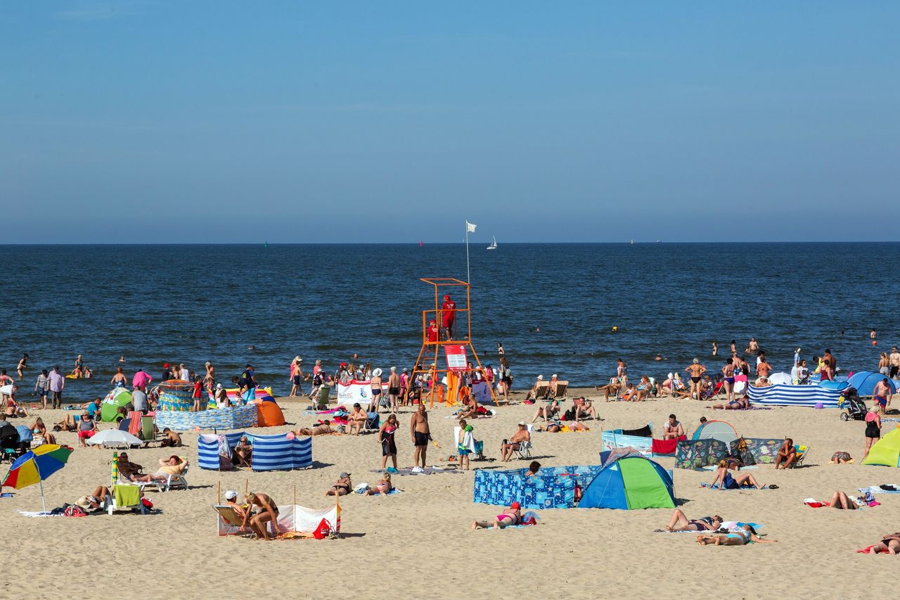 Wakacje 2021. Parawany, disco-polo i kiepy - czyli co denerwuje Polaków na plażach