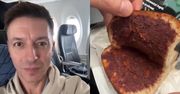 Dziennikarz TVN ocenia otrzymaną w samolocie kanapkę. "Nie wyglądała dobrze" (WIDEO)