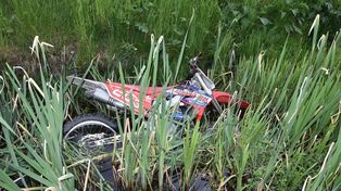 Chełm: 31-latek ranny po wypadku na motocyklu crossowym. Jednoślad wpadł do rowu z wodą