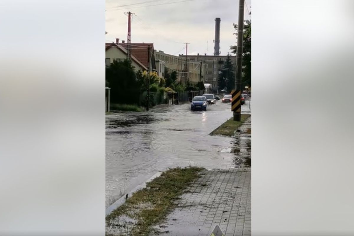 Front burzowy sunie przez Polskę. Ulica popłynęła. "Mamy zalania"