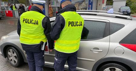 Policja prosi o odblokowanie telefonu. Czy można odmówić?