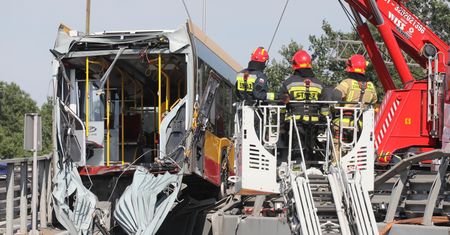 Warszawa. Autobus wypadł z wiaduktu. Obrońca kierowcy wystosował apel po tragedii