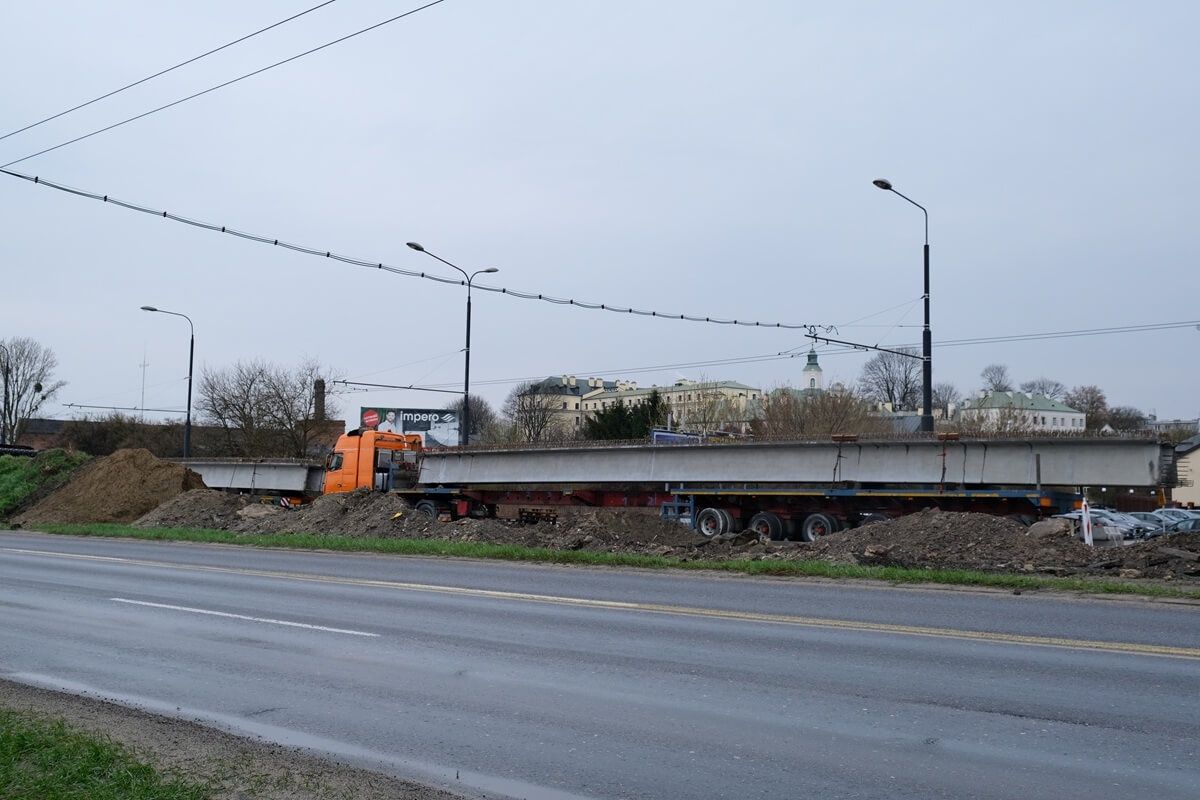 Betonowe belki nowego mostu oczekujące na rozładunek