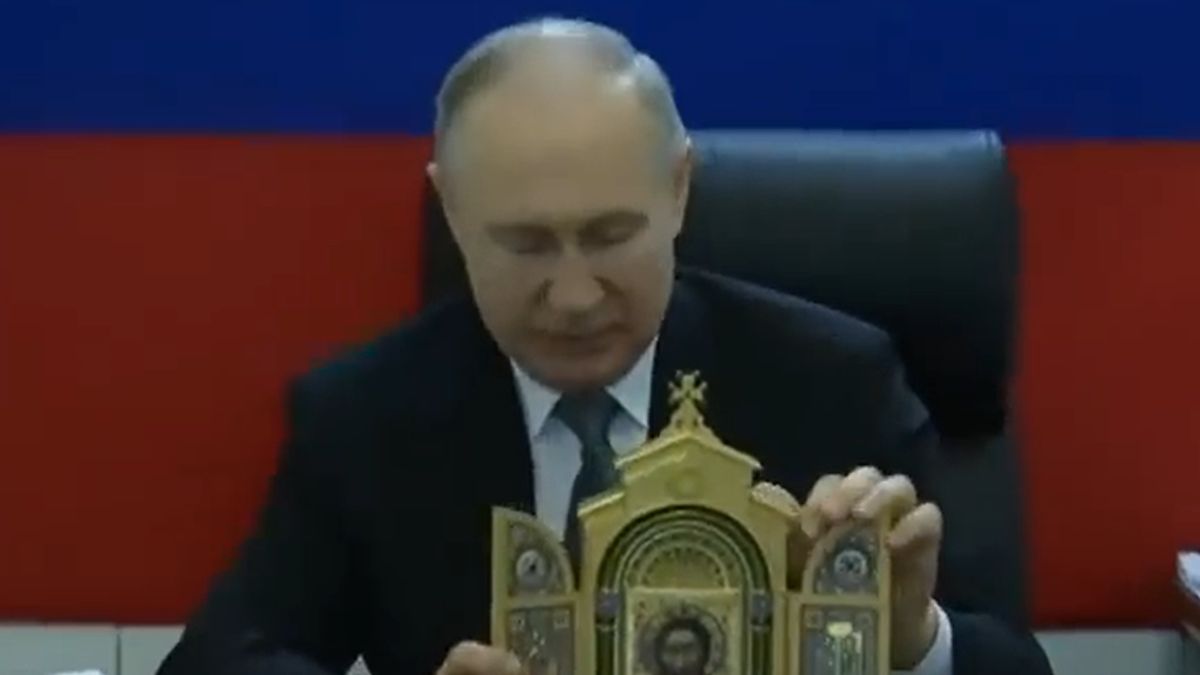 Putin przywiózł żołnierzom kopię ikony