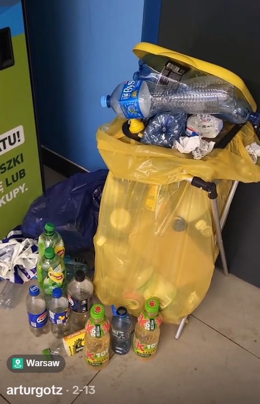 Wokół butelkomatów często panuje bałagan