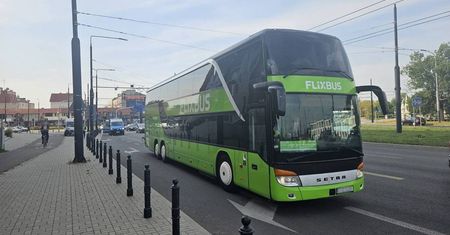 Kierowca Flixbusa uderzył w słup sygnalizatora przy przejściu dla pieszych. Na szczęście nikomu nic się nie stało