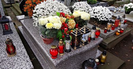 Biedronka rozdaje znicze. Za darmo dostaniesz 30 sztuk!