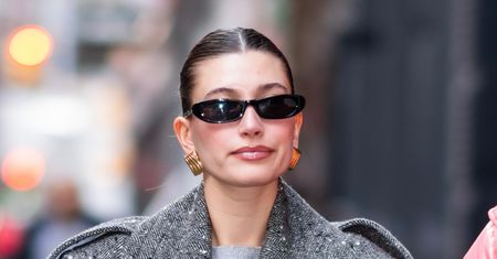 Hailey Bieber w czarnej mini i futrze. Jak prawdziwa paryżanka!
