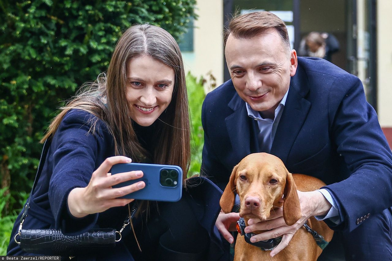 Jest w związku ze współpracownicą. Poznali się lata temu