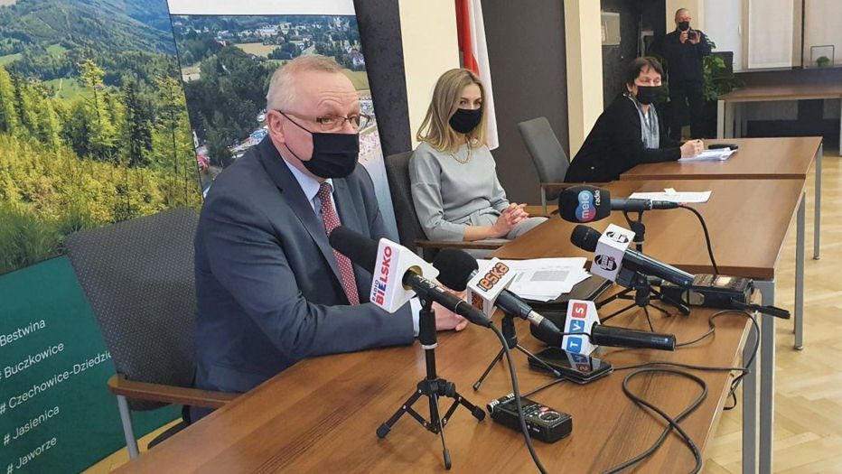 Bielsko-Biała. Konferencja prasowa starosty bielskiego Andrzeja Płonki w sprawie problemów Szpitala Pediatrycznego w Bielsku-Białej.