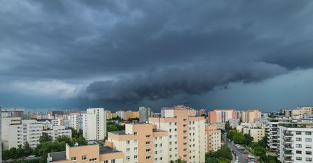 Burza. Silna burza na północ od Warszawy. W stolicy mocno wieje
