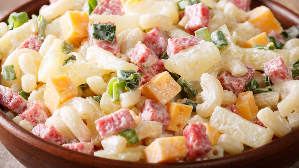 Sałatka hawajska przyjemnie syci i dodaje energii
