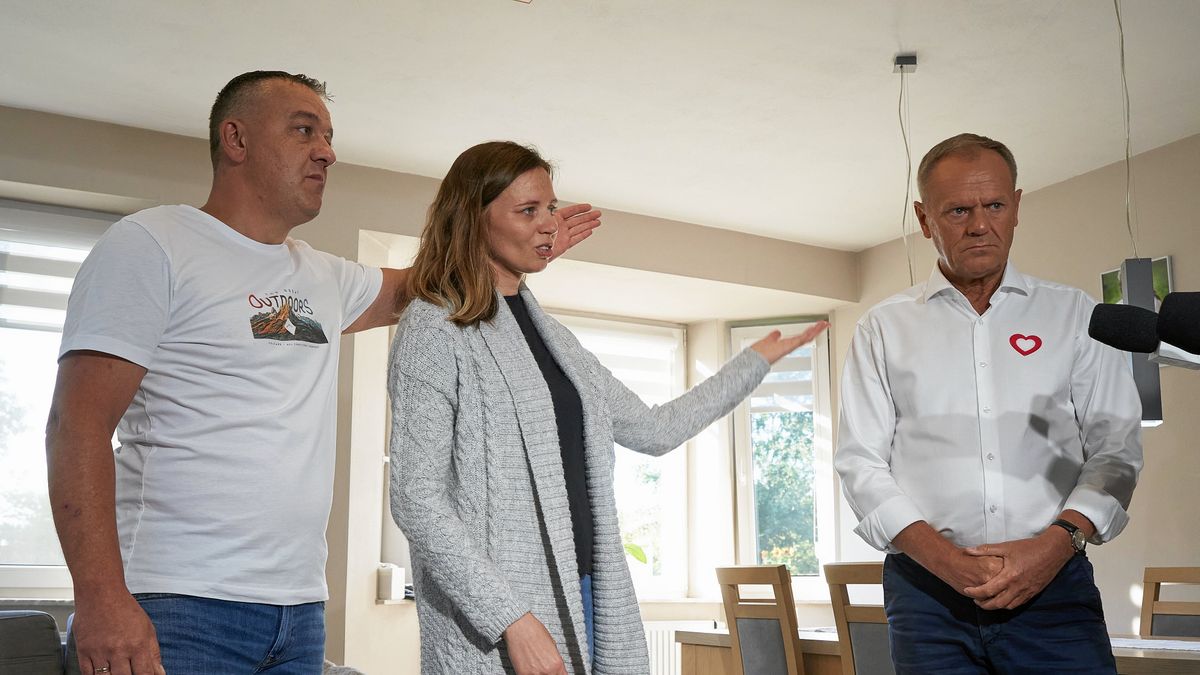 Donald Tusk w Brzezinach kolo Lodzi
20.09.2023 Brzeziny kolo Lodzi , ulica Lodzka . Premier Donald Tusk z wizyta w domu panstwa Lackich w sprawie protestu przeciwko budowie KDP i zniszczenia ich domu. 
Fot. Tomasz Stanczak / Agencja Wyborcza.pl
Fot. Tomasz Stanczak / Agencja Wyborcza.pl
tuskobus, wybory 2023, kampania wyborcza, koalicka obywatelska, donald tusk, /FR/