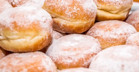 Jak wykorzystać czerstwe pączki?